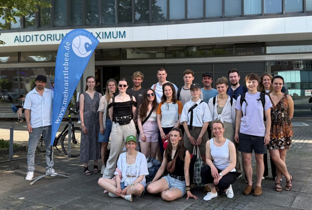 Gruppenfoto vor der CAU Kiel